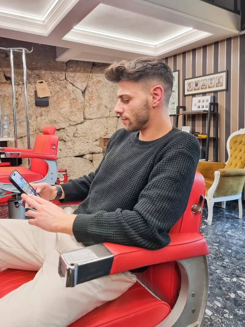 Taglio sfumato con ciuffo, cliente in poltrona da Ciclopix