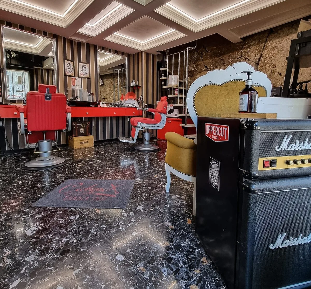La sala di Ciclopix Barber Shop con la poltrona rossa