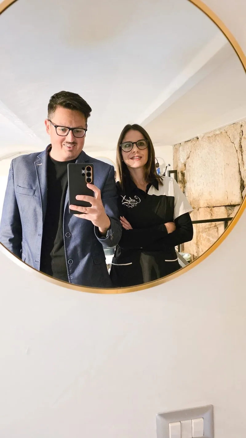 Stefano Tolomei e Sara nello specchio della bottega