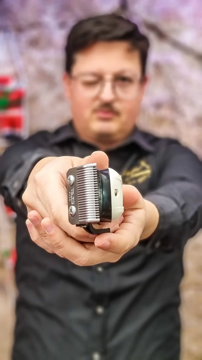Stefano Tolomei di Ciclopix Barber Shop con la macchinetta in mano